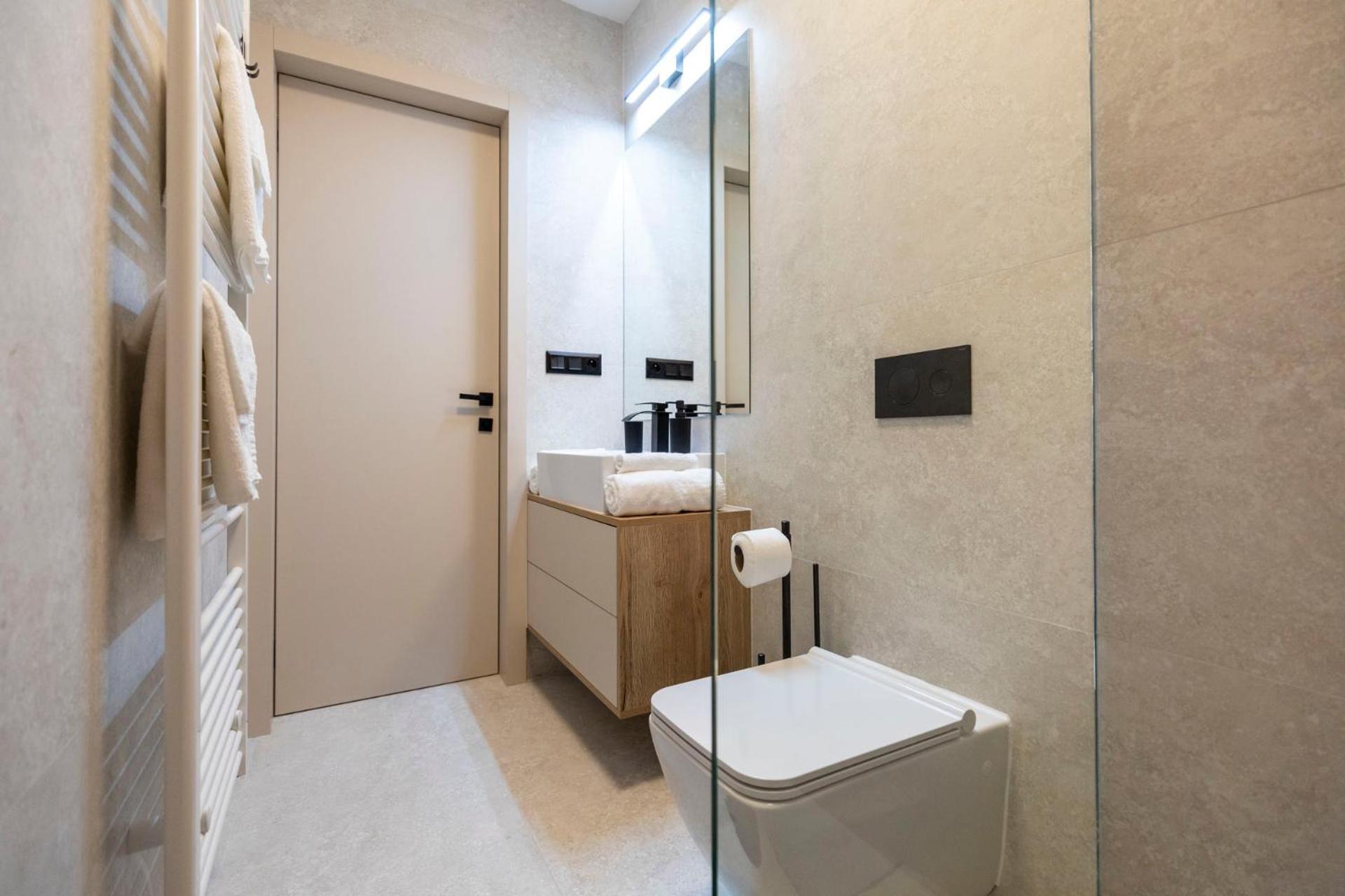 Alure Residences 9 & 24H Self Check-In, Private Parking In Front Of The Apartment Building Included, New Building, Terrace, The Apartment Building Has Its Own Park With A Lake And Outdoor Fitness, Children'S Playground, City Center バンスカー・ビストリツァ エクステリア 写真